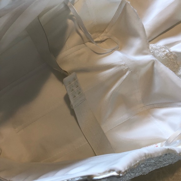 BRAND NEW NEVER WORN WEDDING DRESS - Picture 4 of 6